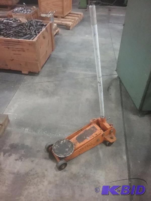 lot 593 image: Floor jack, unknown brand...