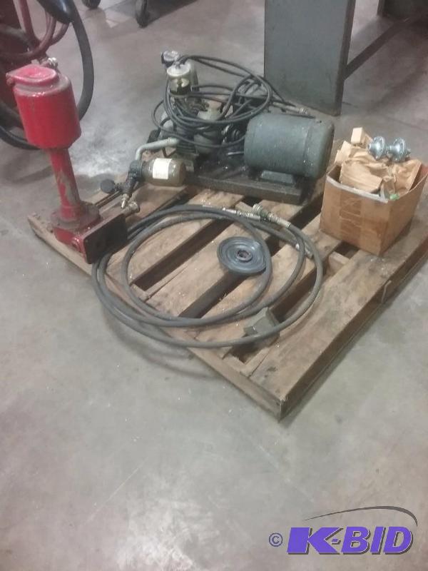 lot 611 image: Pallet of miscellaneous items sump pump 220...
