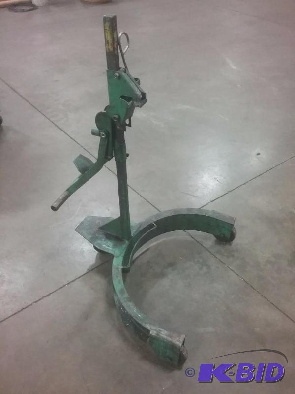 lot 626 image: Rolling barrel jack, lifts 55 gal. drums by g...