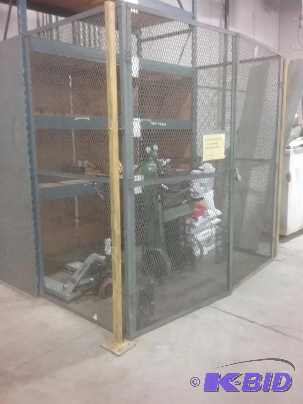 lot 642 image: Expaned steel mesh cage enclosure, double swi...
