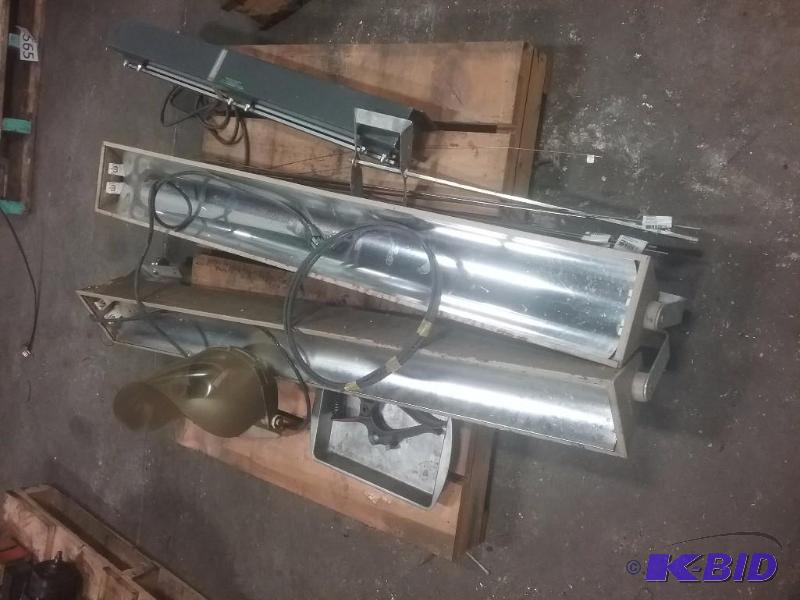 lot 669 image: Pallet of (2) four foot 2-bulb MagnaRay black...