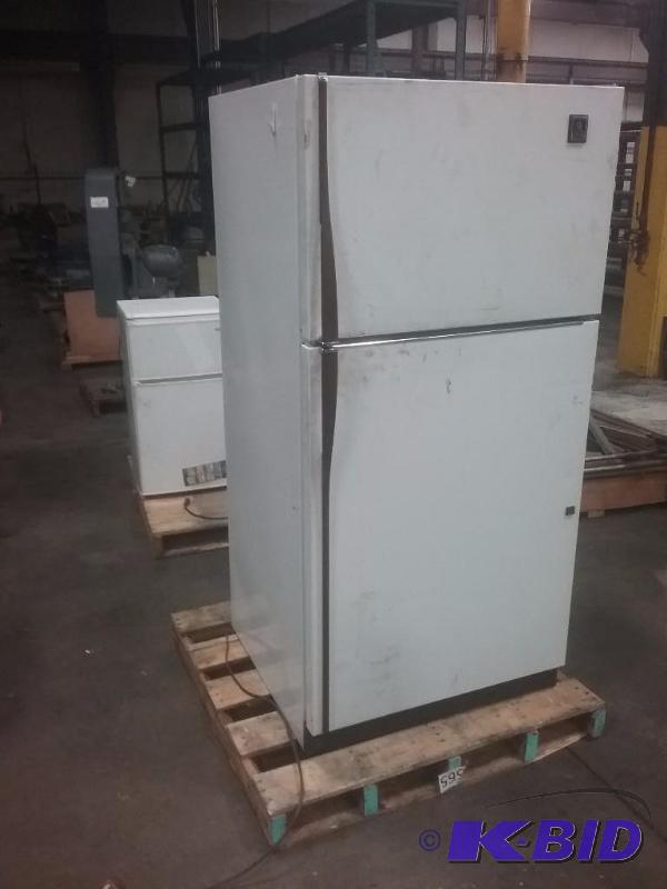 lot 670 image: GE refrigator, top freezer style, 30" x ...