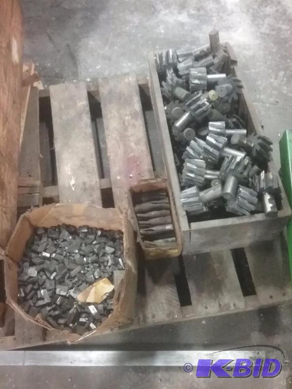 lot 706 image: Small wooden box of brazed carbide insert mil...