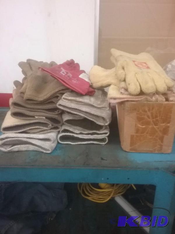 lot 794 image: Approx. 20 pair of heat resistant gloves, ass...