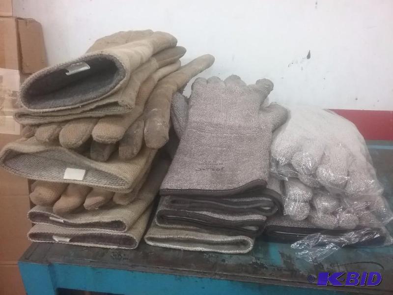 lot 795 image: Approx. 12 pair of heat resistant gloves, ass...