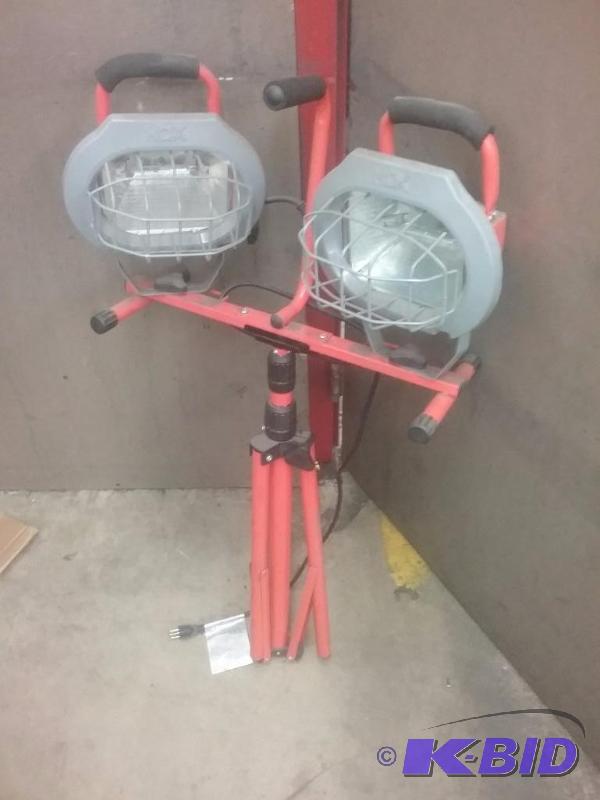 lot 808 image: HDX brand 2-lamp halogen work light with adju...
