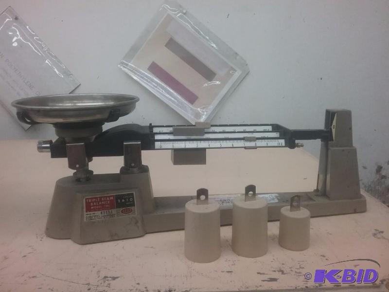 lot 817 image: Ohaus model 700 triple beam balance, 2610 g c...