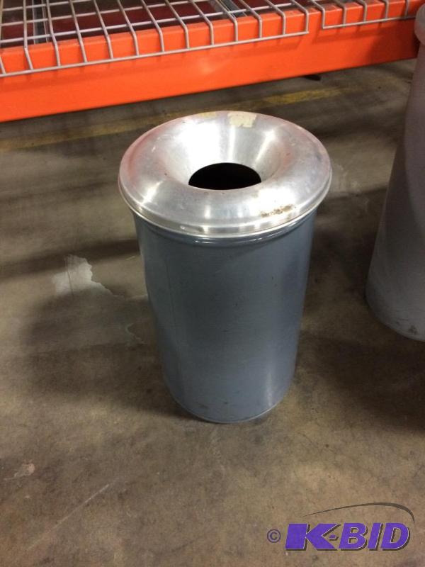 lot 924 image: Metal Trash Can with Recycle Lid...
