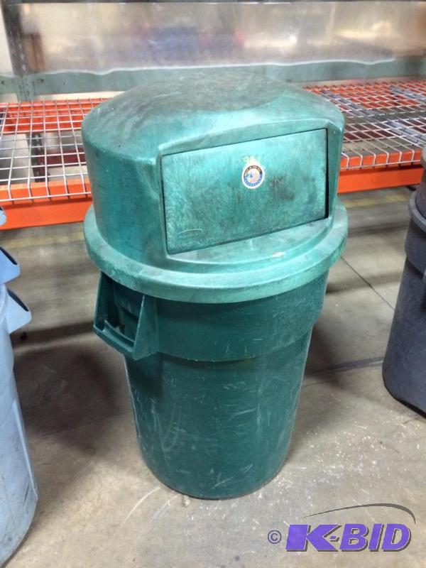 lot 931 image: Rubbermaid Garbage can...