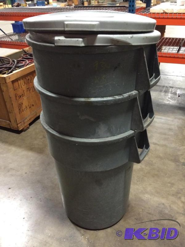 lot 934 image: (3) Rubermaid Brute (or like type) garbage ca...