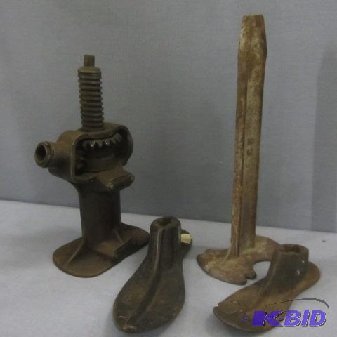 lot 109 image: Screw Jack, Shoe Lasts