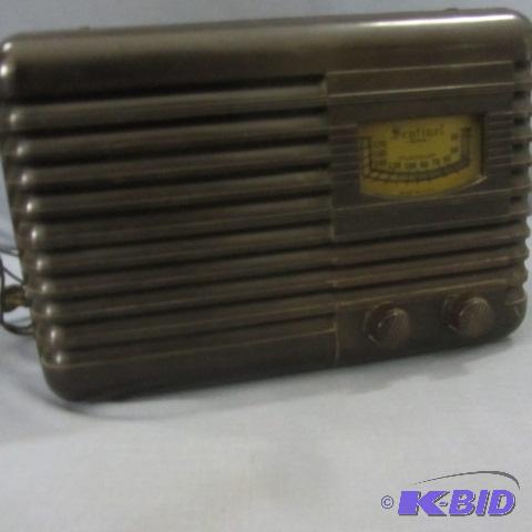 lot 16 image: Vintage Radio, Bakelite