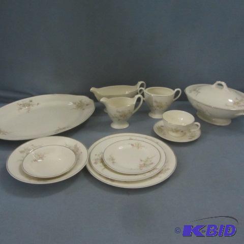 lot 38 image: Homer Laughlin Dinnerware