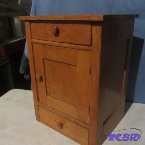lot 7 image: Commode Or Night Stand