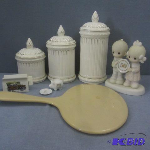 lot 82 image: Dresser Accessories