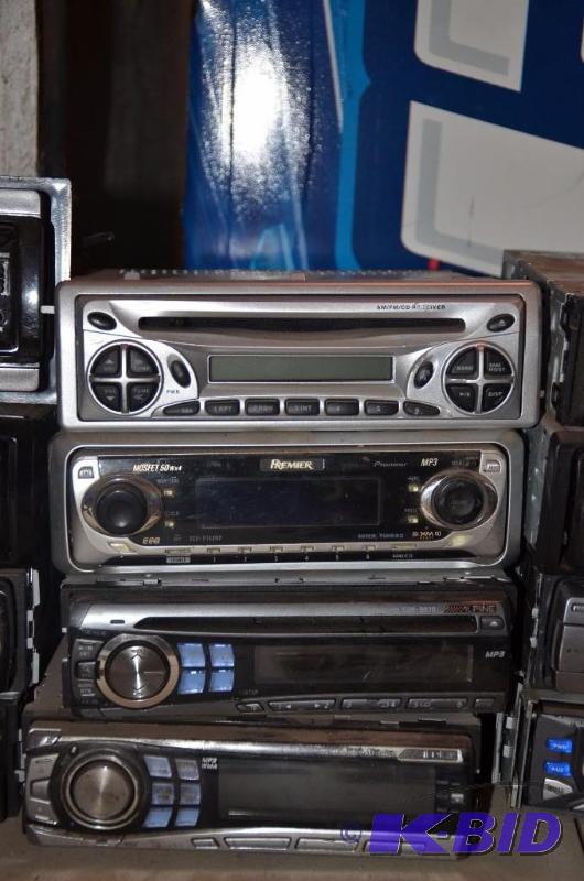 lot 35 image: 4 Car stereos ALPINE CDE-9870 ALPINE CDE-9852...