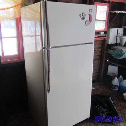 lot 100 image: Whirlpool Refrigerator