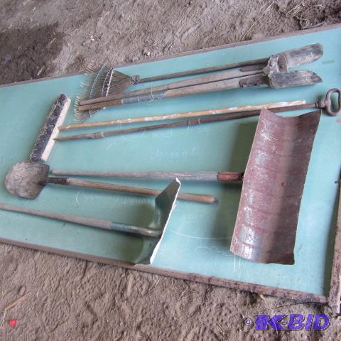 lot 115 image: Yard & Garden Tools