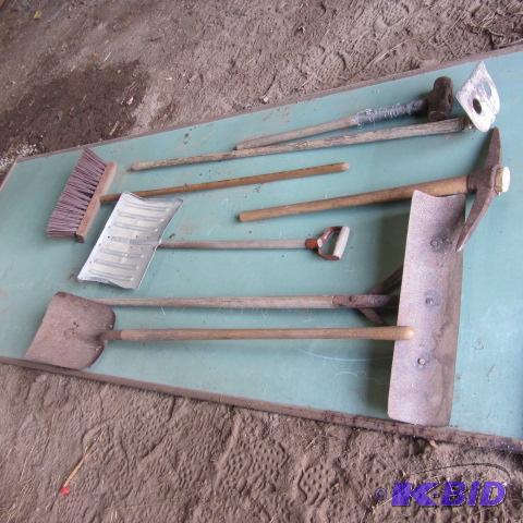 lot 118 image: Yard & Garden Tools