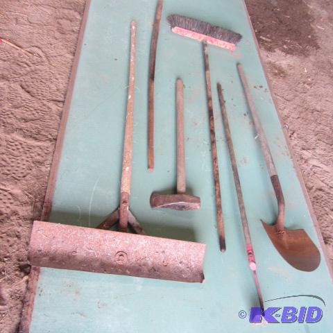 lot 119 image: Yard & Garden Tools
