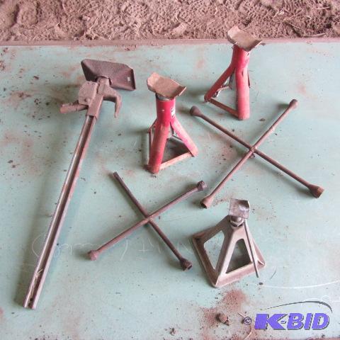 lot 133 image: Jack Stands, Tire Irons