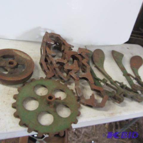 lot 141 image: Pulleys, John Deere Parts