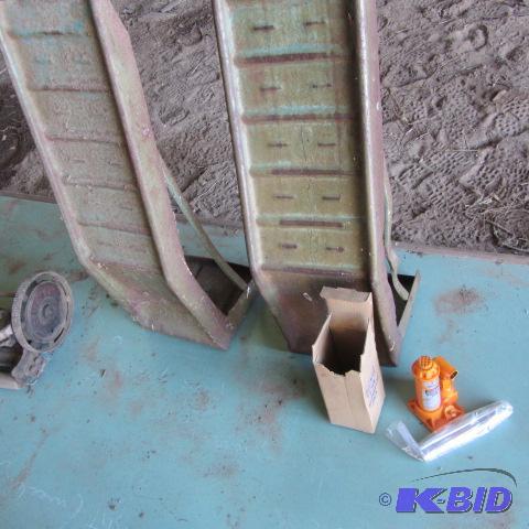 lot 163 image: Car Ramps, New Bottle Jack