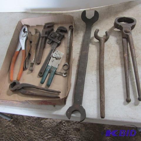 lot 234 image: Nippers, Pipe Wrench
