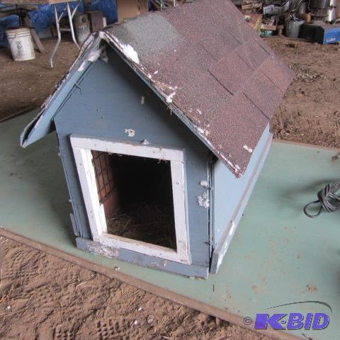 lot 254 image: Wood Dog House