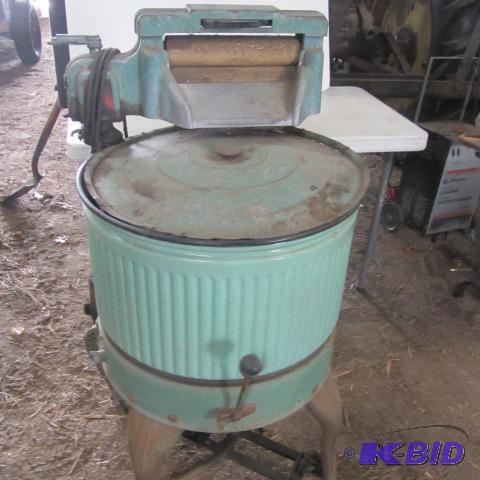 lot 8 image: Dexter Green Enamel Washer