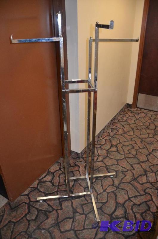 lot 28 image: Adjustable metal clothing rack, adjusts from ...