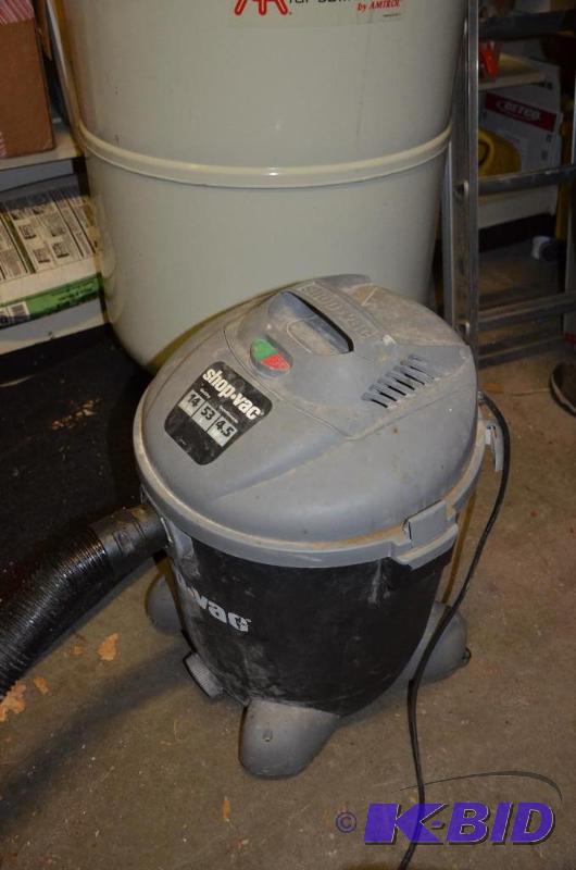 lot 29 image: 14 gallon Shop-Vac, powered up with hose...