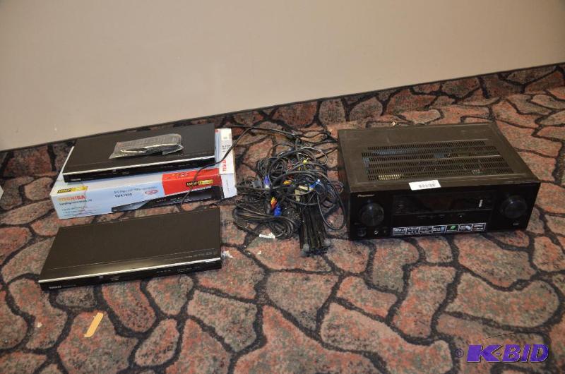 lot 32 image: electronics - Pioneer AV Receiver VSX-5231, T...