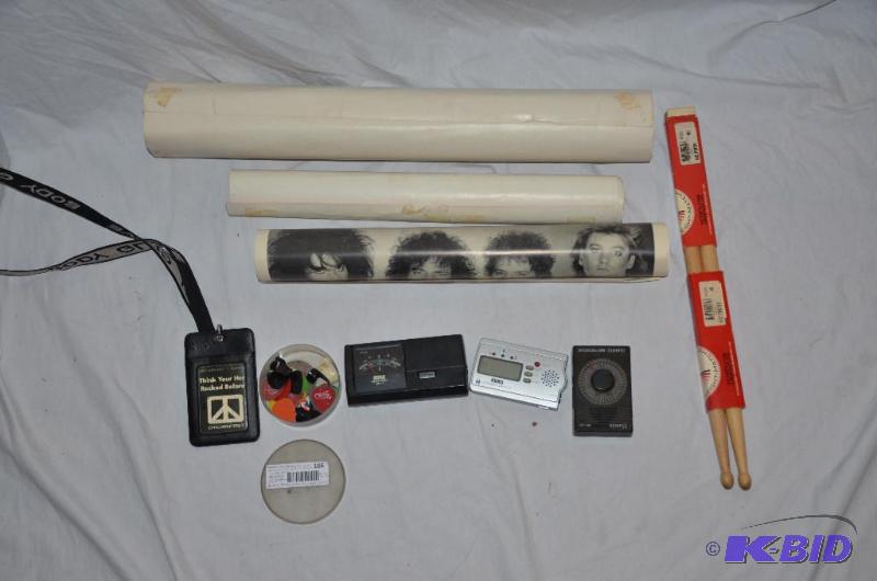 lot 166 image: Korg guitar tuner GT-1, Korg guitar tuner GA-...
