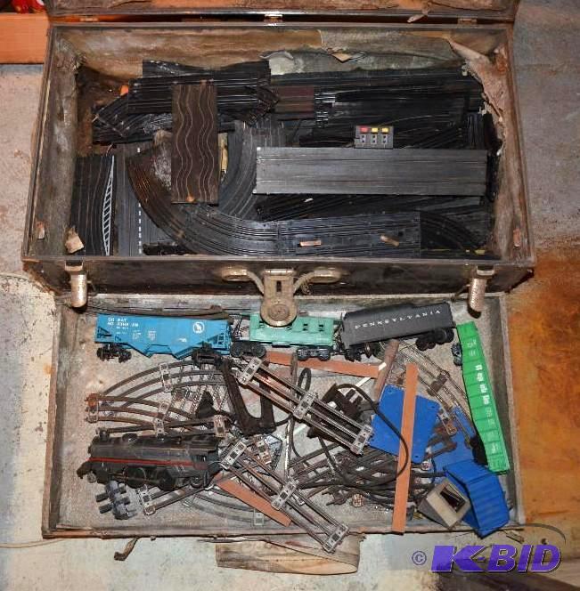 lot 189 image: vintage Lionel train set engine and 4 train c...