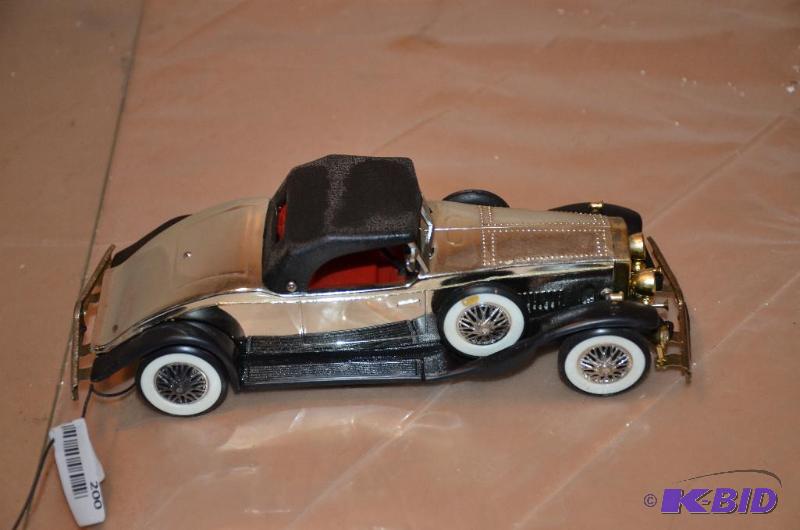 lot 200 image: Car radio 10" long...