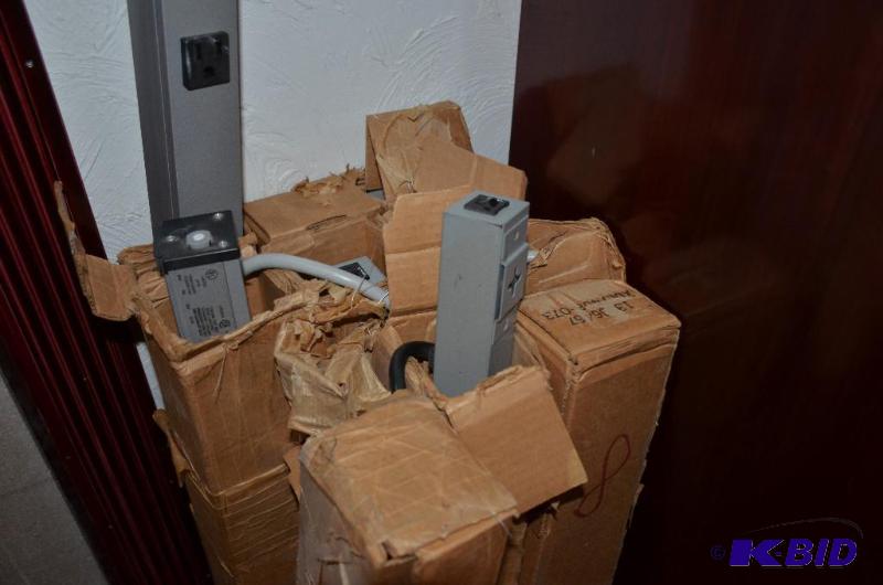 lot 212 image: Approx 9 power strips 4 feet long...