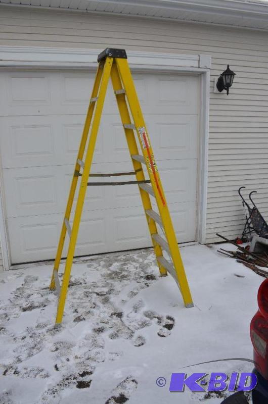 lot 230 image: 1 yellow fiberglass Werner 8 foot step ladder...