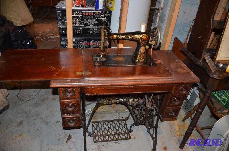 lot 270 image: Antique Singer sewing machine, foot pedal dri...
