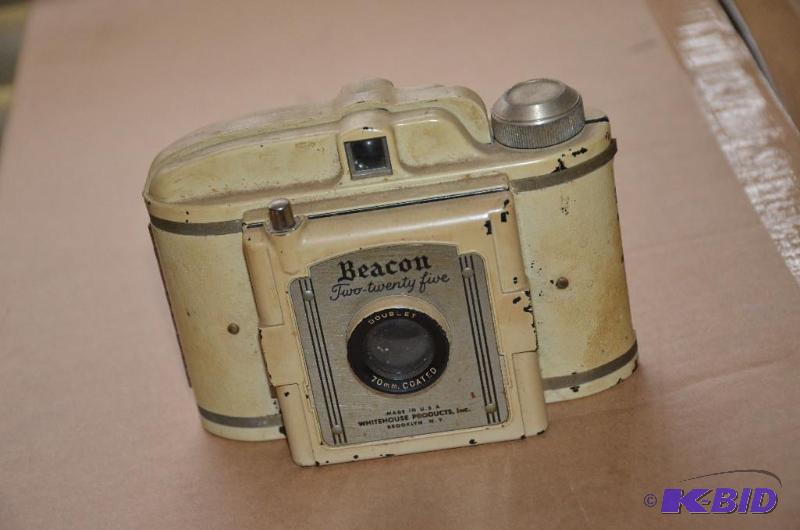 lot 305 image: Antique Whitehouse camera Beacon Two Twenty f...