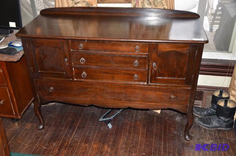 lot 4 image: Vintage wooden buffet with drawers in the mid...