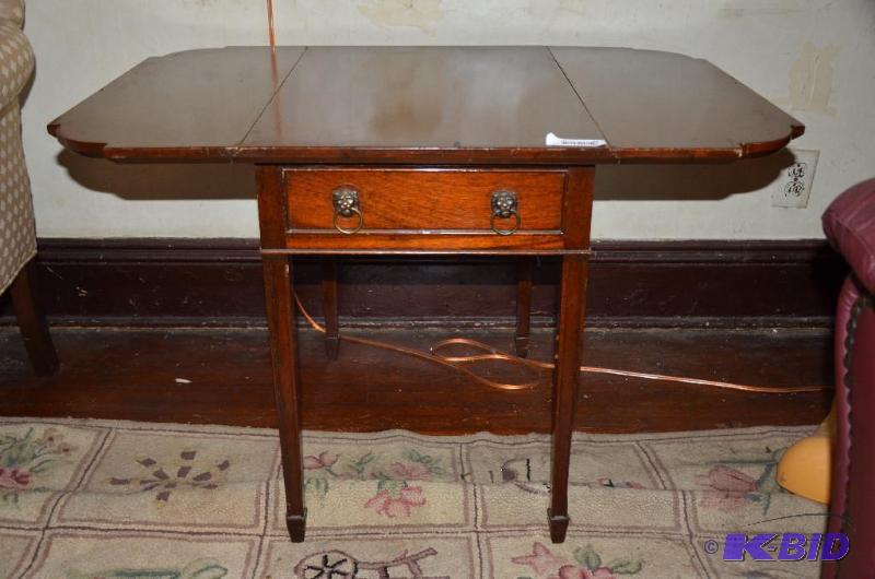 lot 45 image: Dahon Furniture of New York drop leaf end tab...