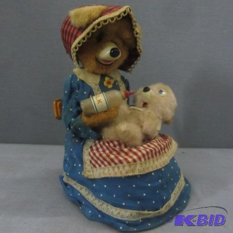 lot 12 image: Vintage Mama Bear, Battery Operated