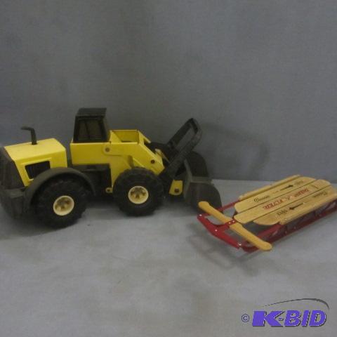 lot 136 image: Tonka Payloader, RF Sled