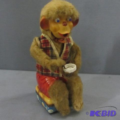 lot 15 image: Vintage Bubble Blowing Bear