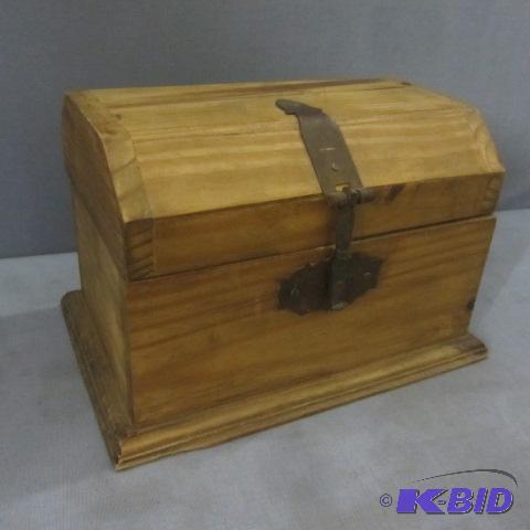 lot 223 image: Vintage Wood Chest