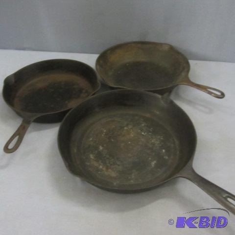 lot 36 image: Griswold, Cast Iron Skillets