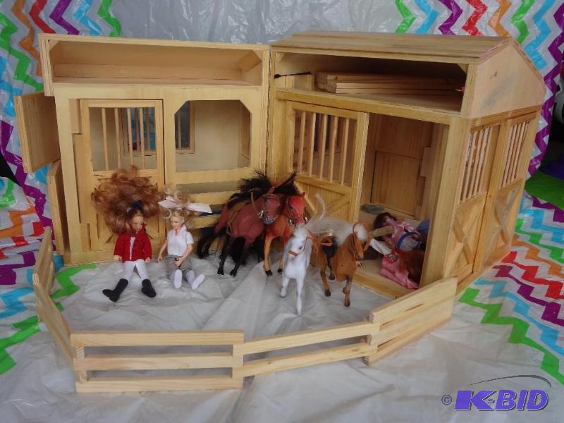 Melissa and Doug Wooden Foldable Riding Stable
