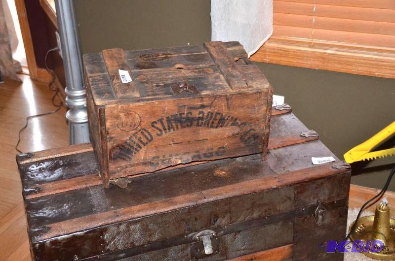 lot 10 image: United States Brewery Chicago wood crate 12x1...