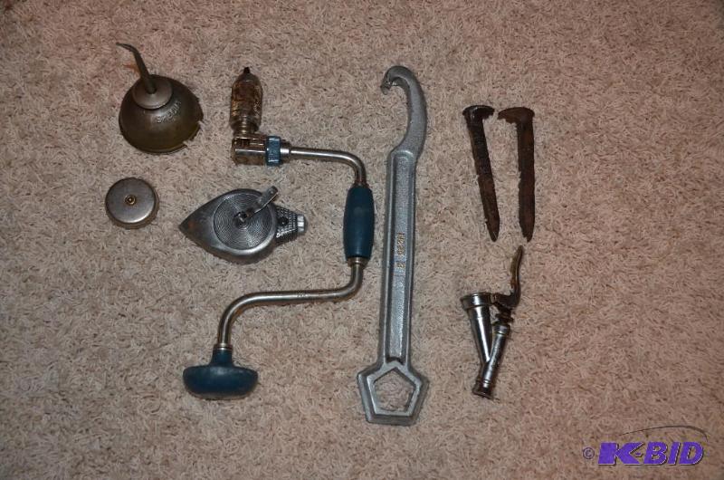 lot 14 image: Vintage tools - Union oil can, Stanley string...